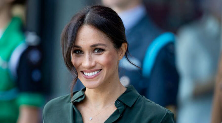 Teardrop diamond pendant necklace comprised of yellow gold worn by Meghan Markle 