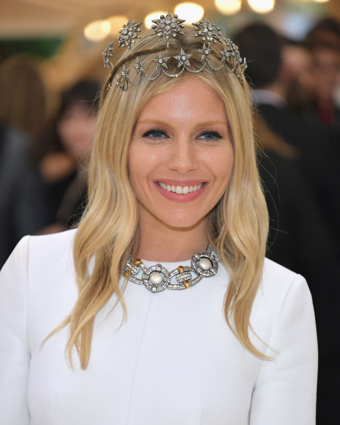 Sienna Miller shined in natural diamond jewelry at the 2018 Met Gala.