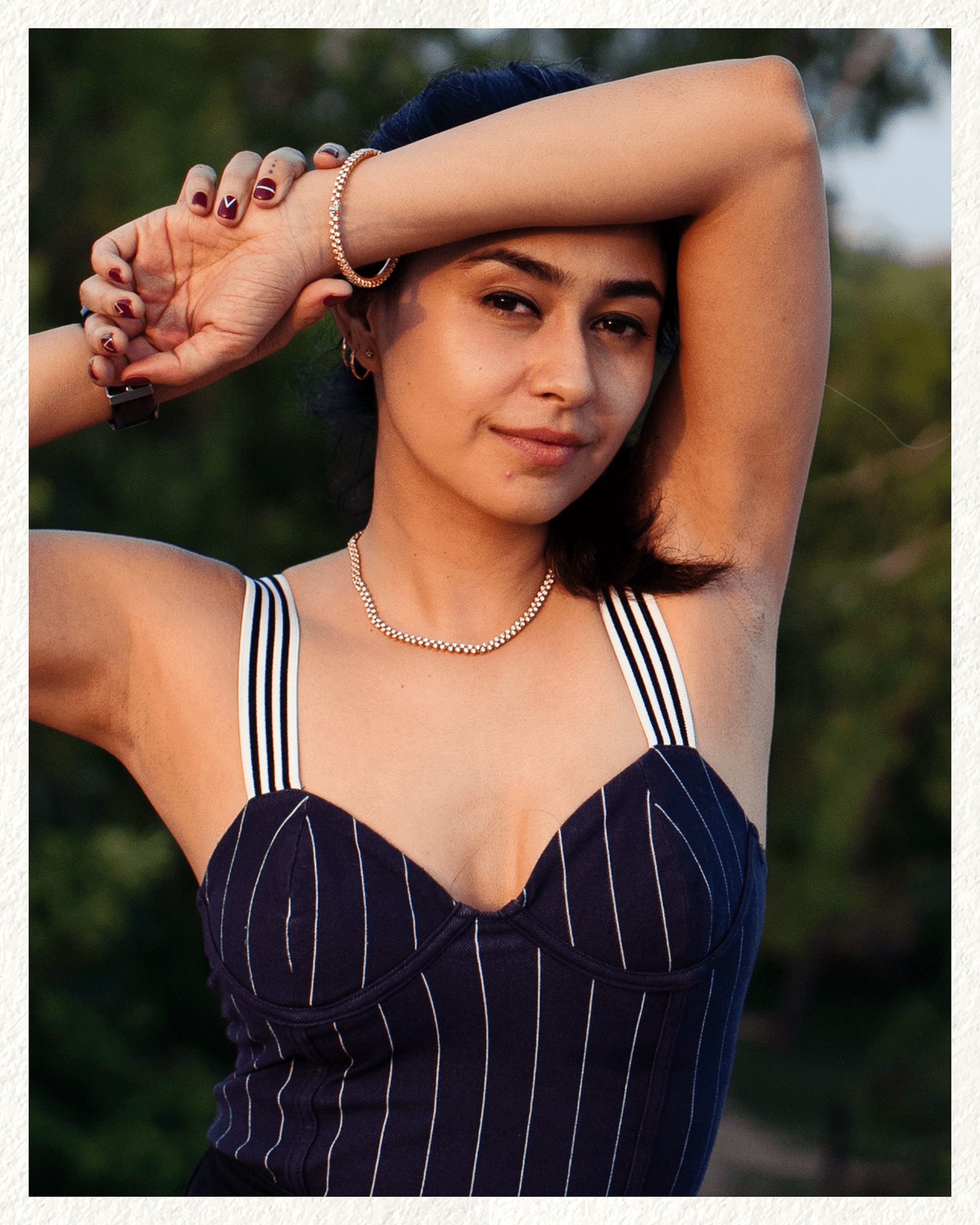 Surabhi Tandon wearing her Diamond necklace and diamond bangle
