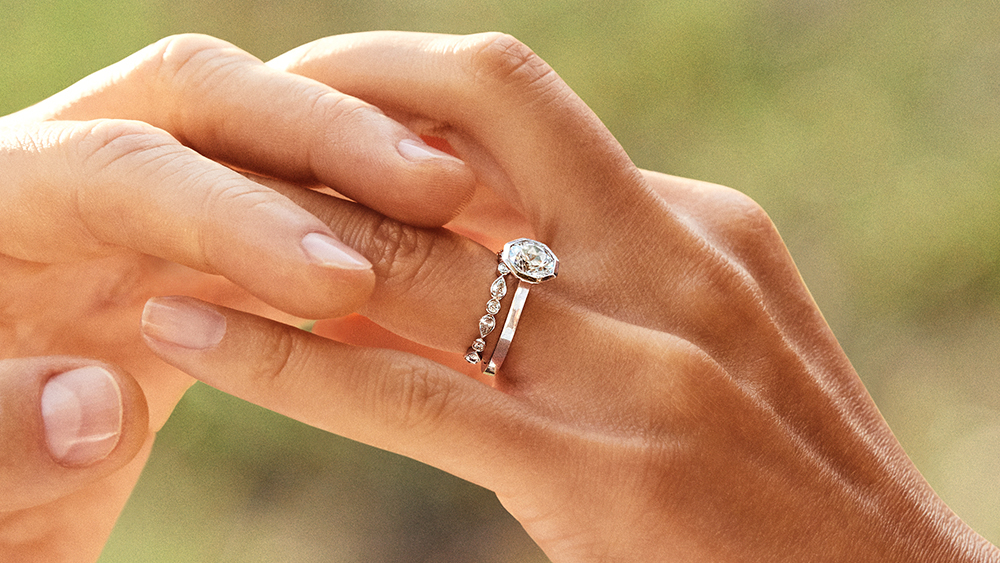 Célébrer l'amour. La bague KATKIM Cosma, en or 18 carats poli, est conçue pour imiter la silhouette du diamant dans un serti octogonal.