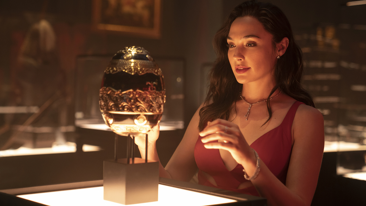 Red Notice. (Pictured) Gal Gadot dans le rôle du Fou dans le film Red Notice. Cr. Frank Masi/Netflix ©2021