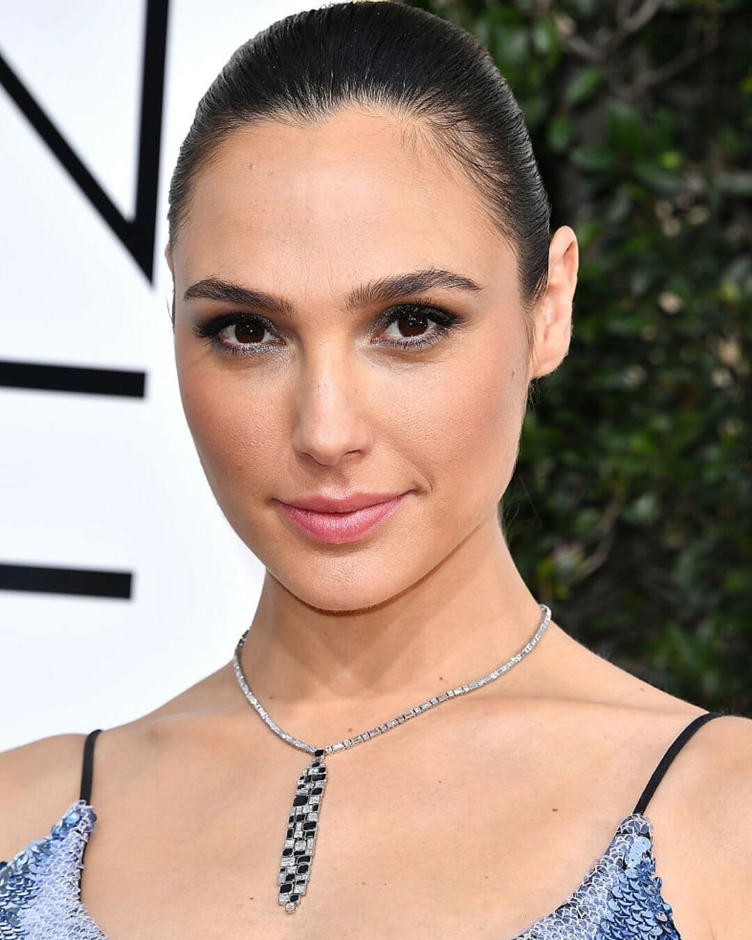 gal gadot diamond jewelry style red carpet golden globes 2017