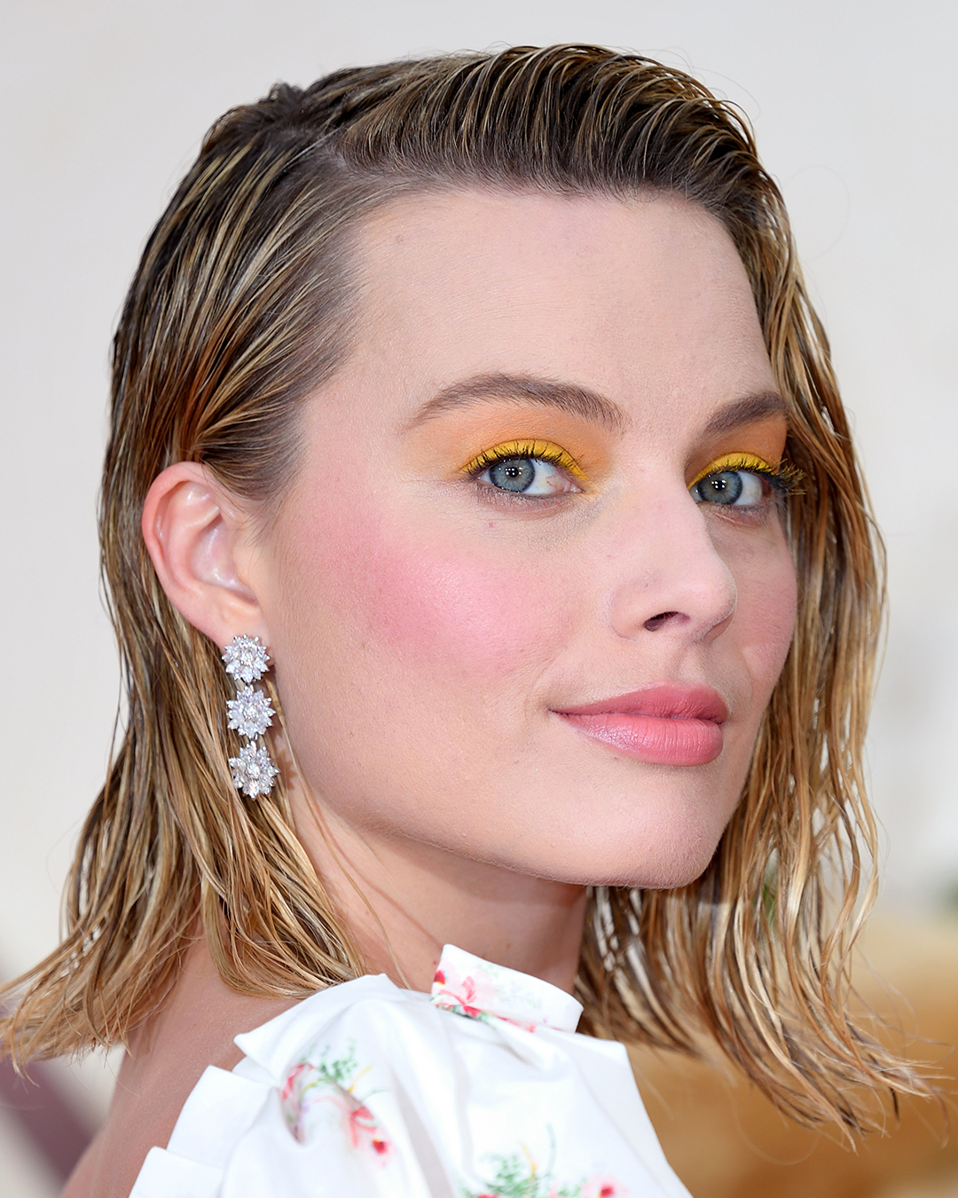 margot robbie natural diamond jewelry style looks